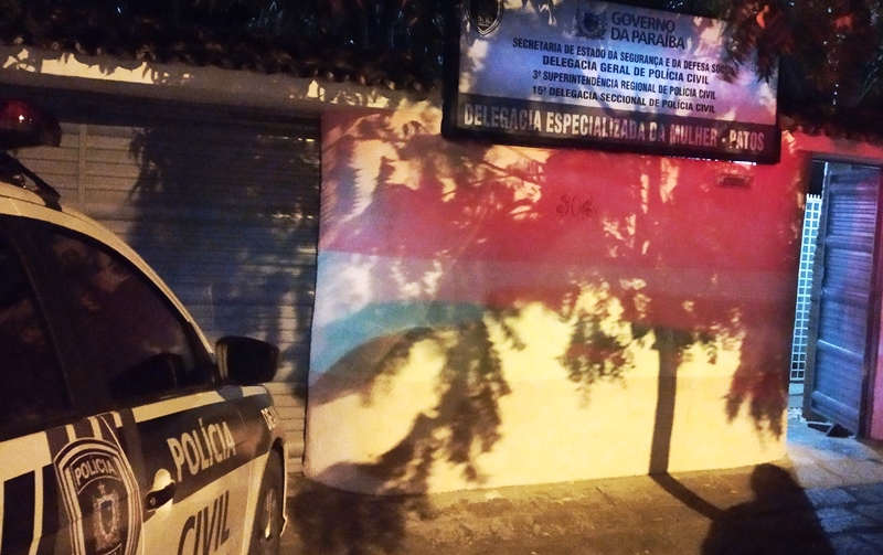 Em Patos, marido agride esposa com golpes de facão e caso vai parar na Delegacia Especializada da Mulher