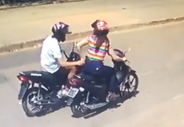 No Sertão: Mulher fica ferida em acidente de trânsito durante assalto. Veja o vídeo
