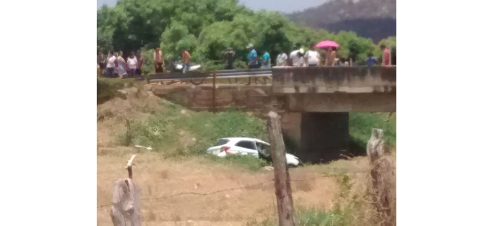No Sertão: Carro pertencente a Prefeitura cai em ribanceira