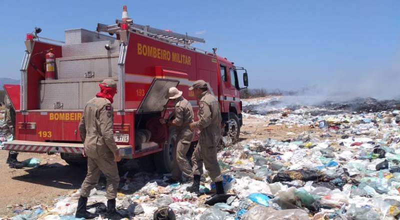 Mais de 100 mil litros d’água já foram usados para controlar o fogo no lixão de Patos, sem sucesso. Ouça