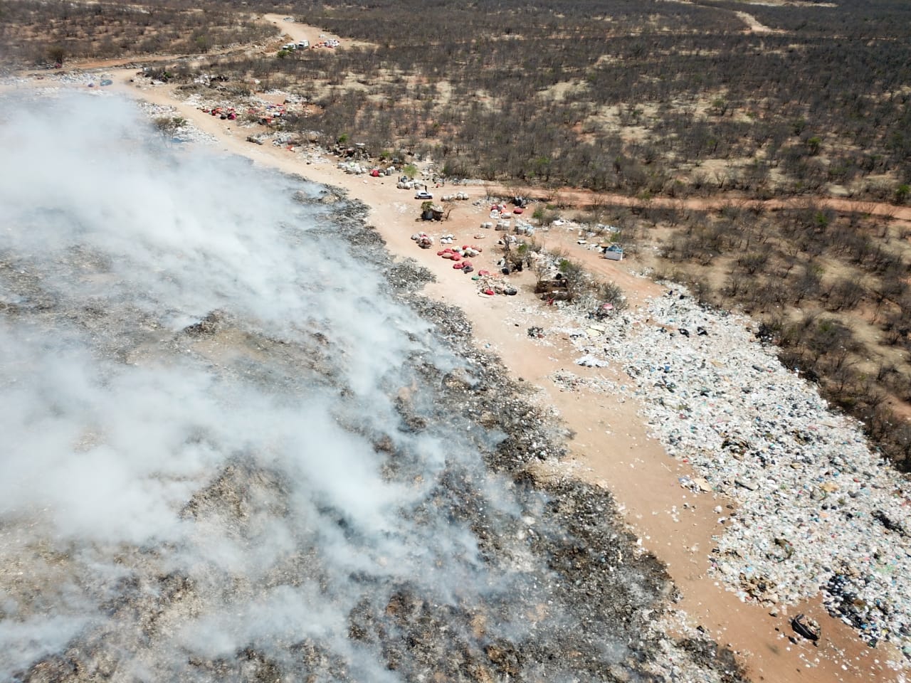 Longe de ser controlado fogo no lixão de Patos tem imagens áreas divulgadas. Veja