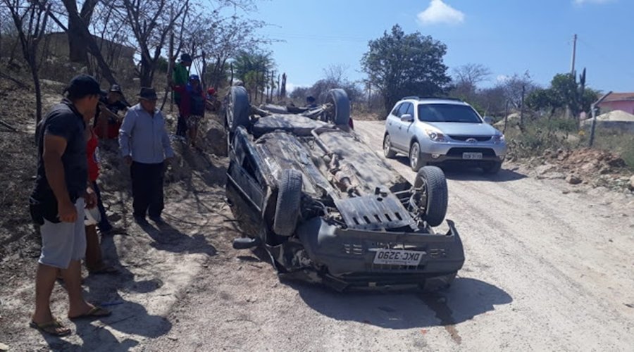 Carro capota na zona rural de Imaculada