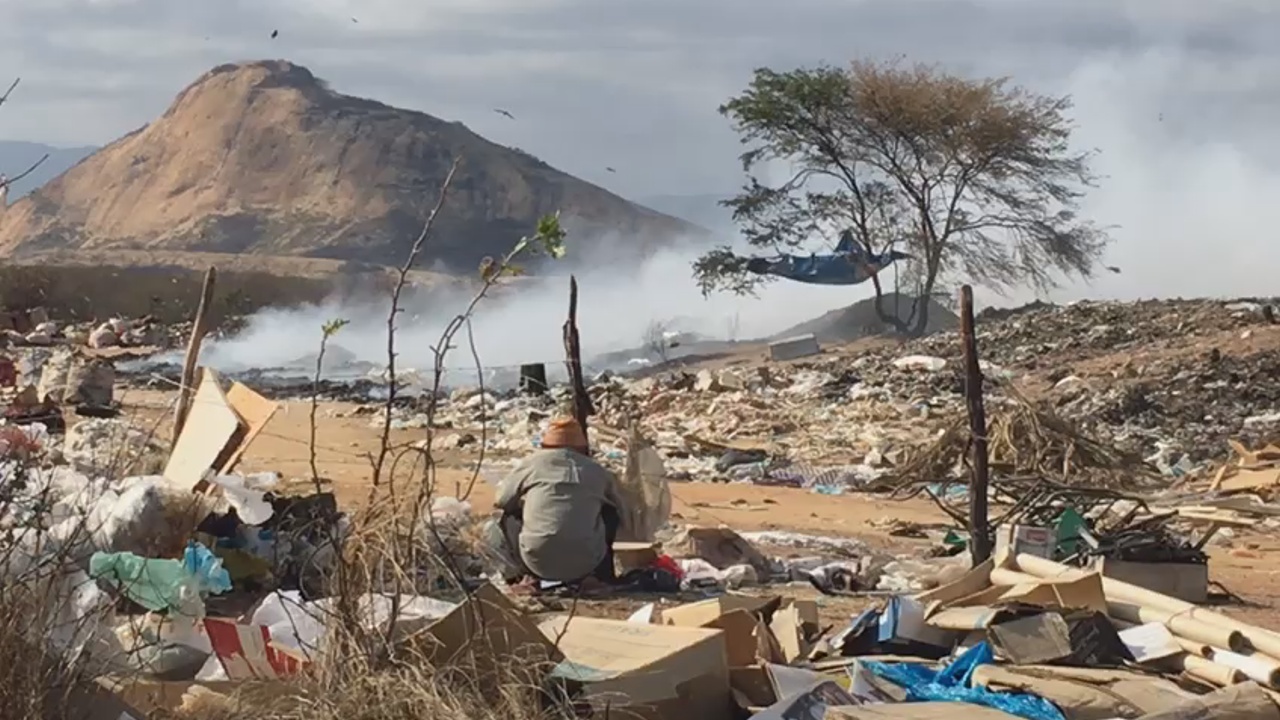 Incêndio no lixão de Patos: Catadores continuam trabalhando em meio às chamas. Veja