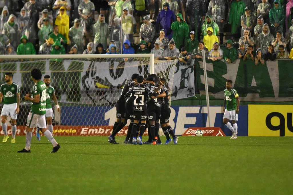 Corinthians bate a Chape no Sul, se consolida no G4 e cola no Santos