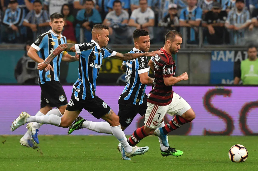 Com três gols anulados, Fla e Grêmio iniciam semi com empate