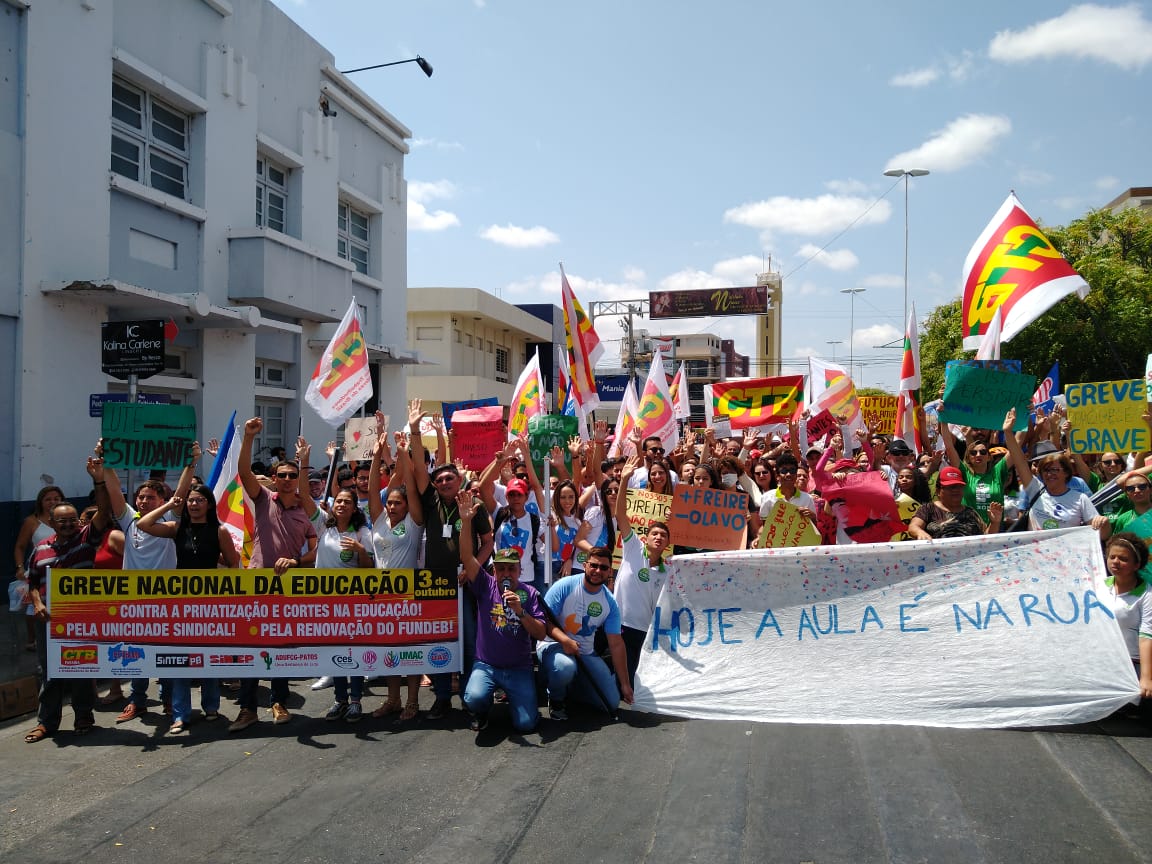 Entidades vão às ruas de Patos no dia de Greve Geral da Educação. Ouça: