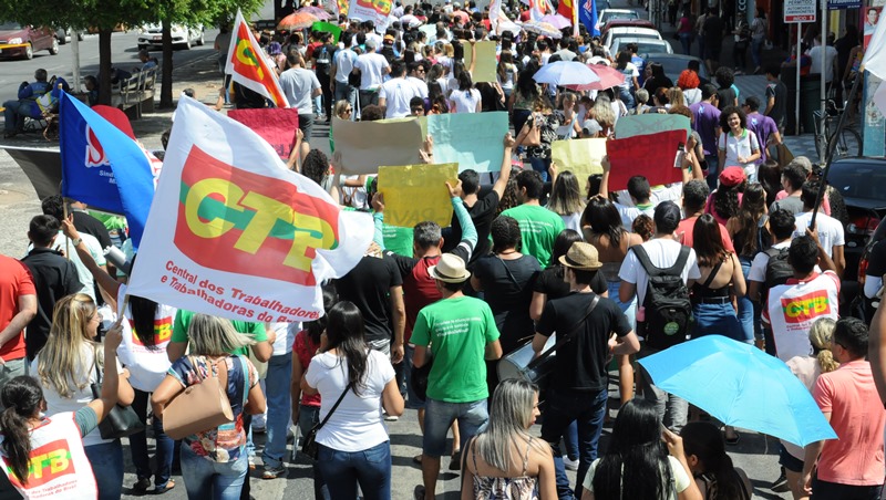 Em Patos! Centenas de estudantes e trabalhadores saem às ruas em defesa da educação e em repúdio as medidas de Bolsonaro