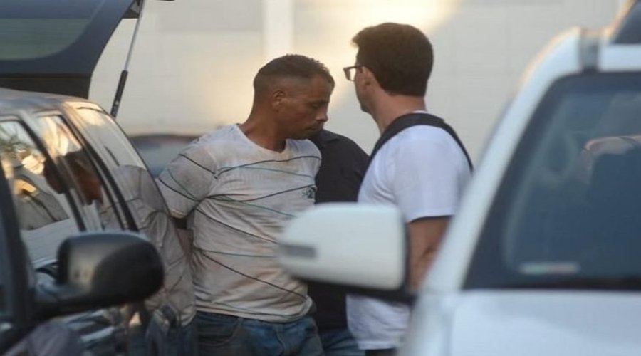 Acusado de matar paraibana Aline cospe em repórter na saída de delegacia