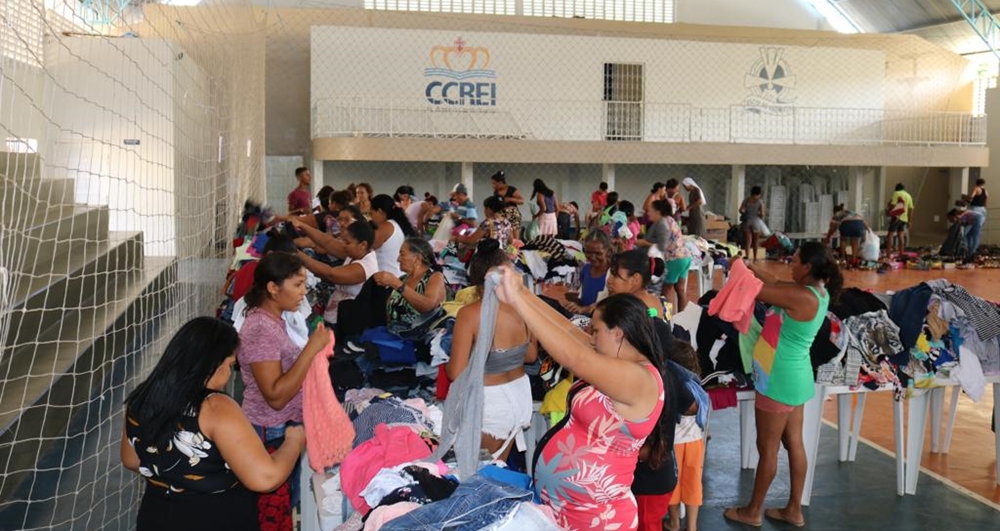 Colégio Cristo Rei faz campanha e distribui brinquedos roupas, calçados e alimentos