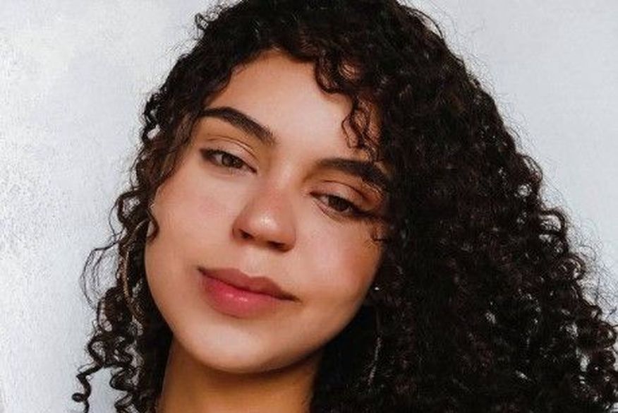 Jovem pula de carro em movimento após motorista de alternativo desviar caminho