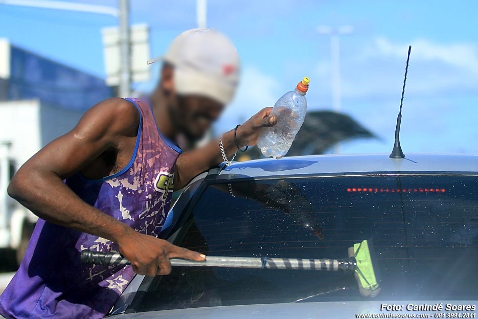 Conselheira tutelar diz que reunirá entidades para discutir problemática dos menores de idade nos semáforos de Patos. Ouça