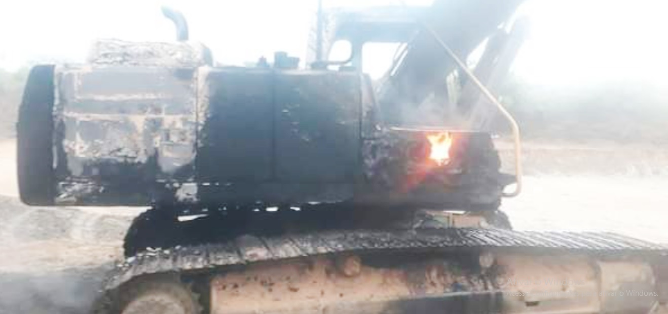 Máquina que trabalhava nas obras da Prefeitura de Cacimbas é incendiada na madrugada desta quinta (26)