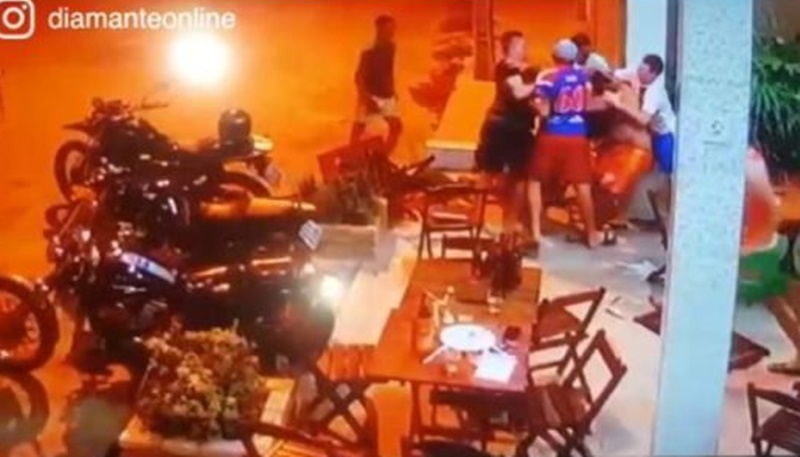 Mototaxista é agredido por quatro homens em bar no Vale do Piancó