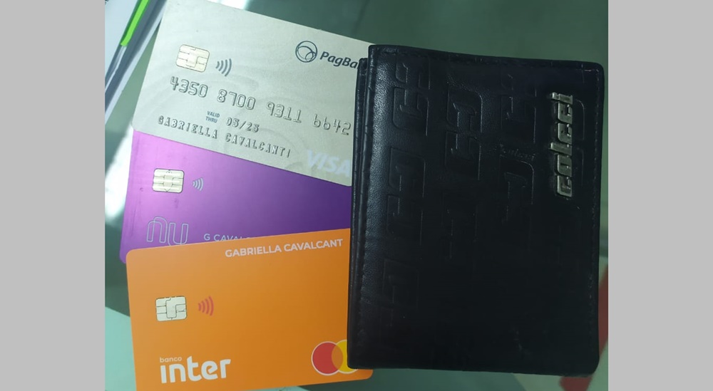 Carteira contendo cartões bancários é encontrada e proprietária deve entrar em contato para resgatar. Saiba mais