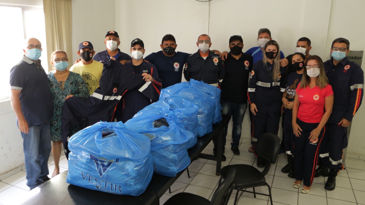 Prefeito Ivanes Lacerda entrega nova remessa de uniformes ao SAMU de Patos