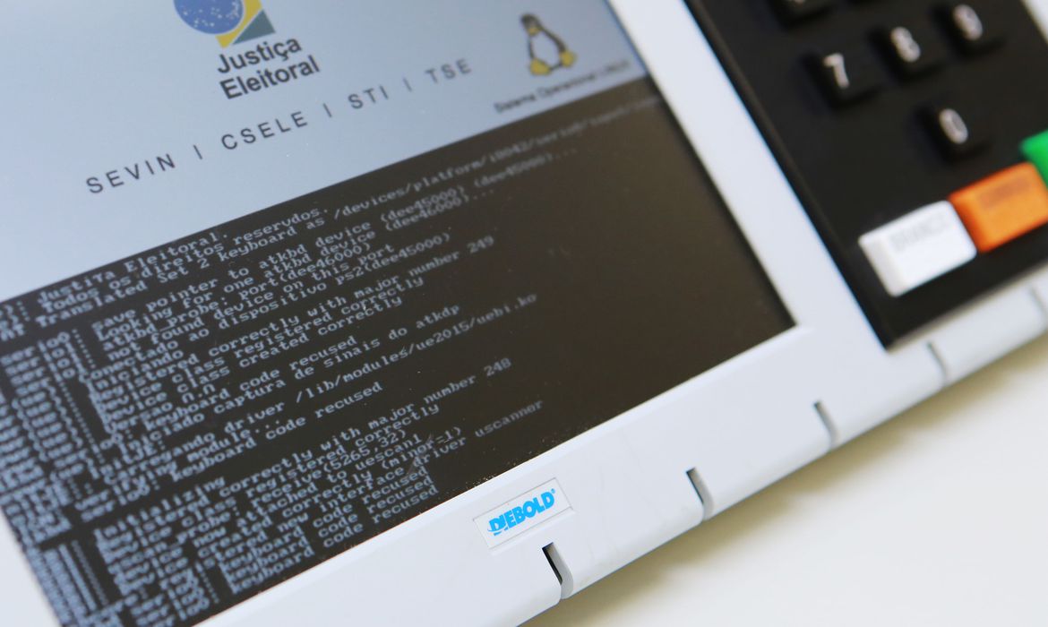 Mais de 140 urnas precisaram ser substituídas neste domingo (29) na região Nordeste