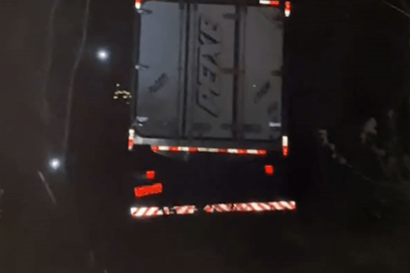 No Sertão: Homem fica preso em ferragens e tem perna esmagada, após caminhão baú desce barranco