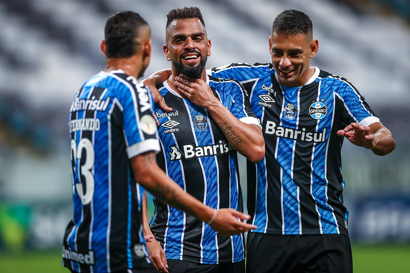 Grêmio derrota lanterna Goiás e se aproxima do G-4 do Brasileirão