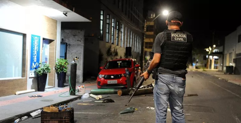 Fogo, bomba e dinheiro espalhado no chão: Criciúma-SC tem noite de ataque criminoso