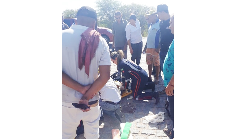 Moto e carro colidem na manhã desta segunda (07) e deixa feridos