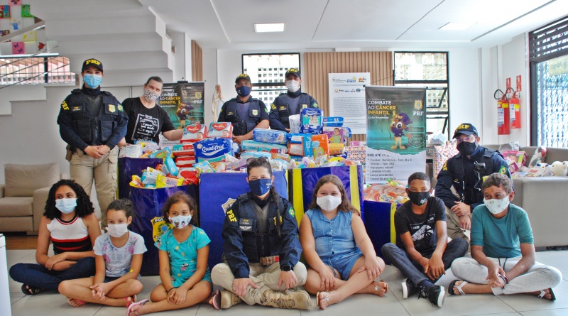 PRF realiza entrega de 5 mil fraldas descartáveis, kits de higiene, alimentos e brinquedos pela Campanha “Policiais contra o Câncer Infantil”