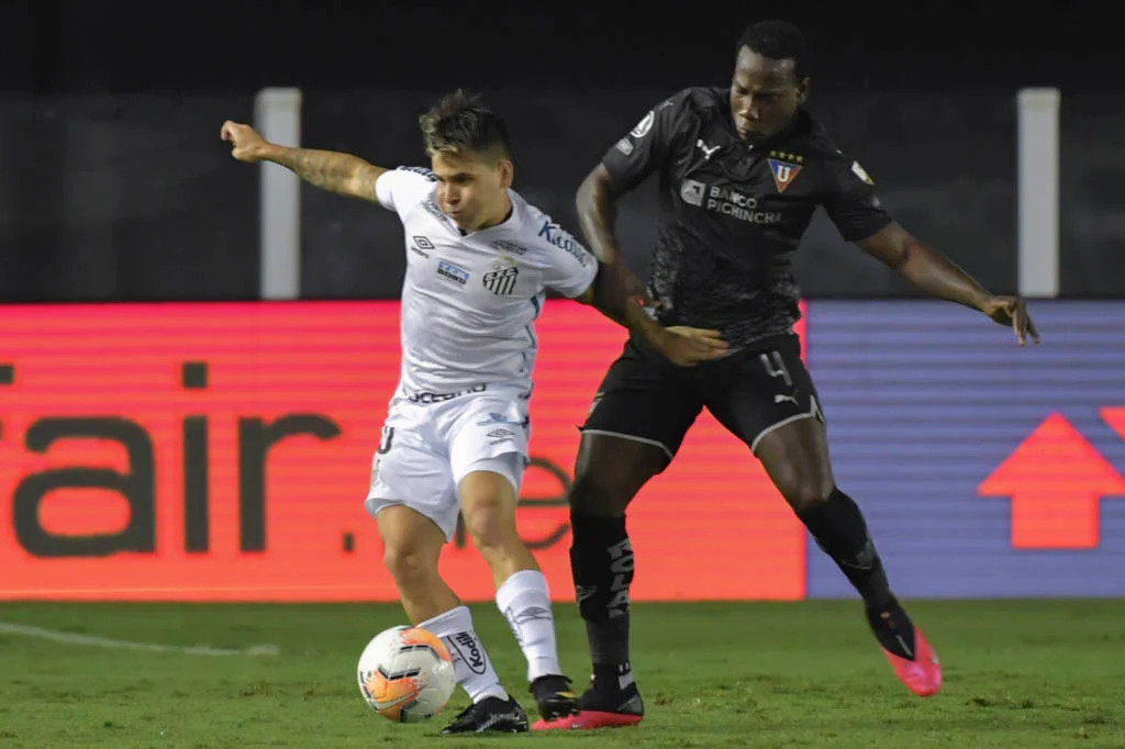 Santos perde para a LDU na Vila, mas se classifica às quartas da Libertadores