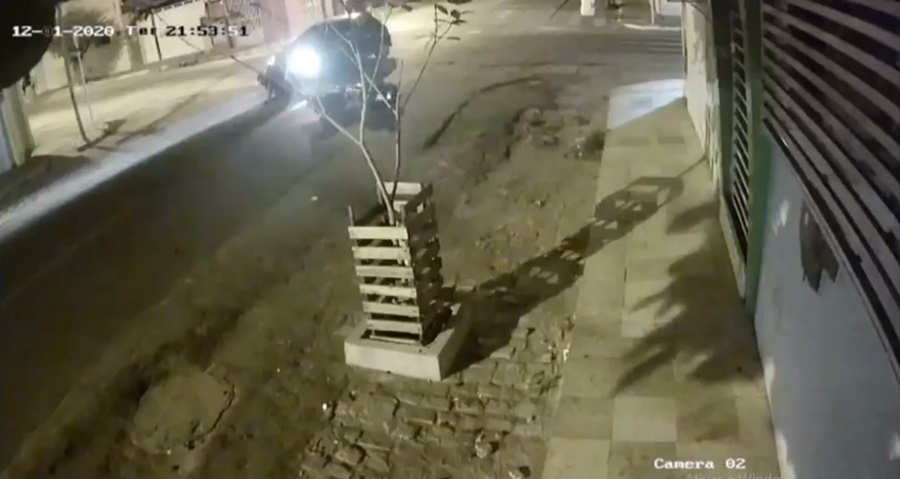 Acidente envolvendo moto e veículo no Centro de Patos deixa motoboy ferido. Veja as imagens do acidente