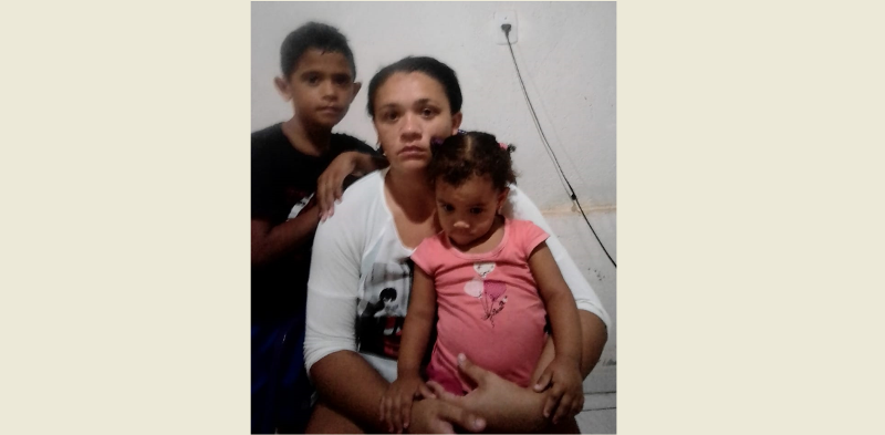 Com dois filhos pequenos, dona de casa desempregada faz apelo em busca de trabalho na cidade de Patos