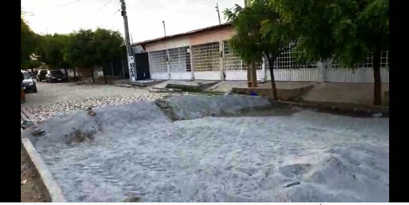 Em Patos, morador reclama de paralisação em serviços de pavimentação e secretário esclarece que estão faltando pedras de paralelepípedos no comércio
