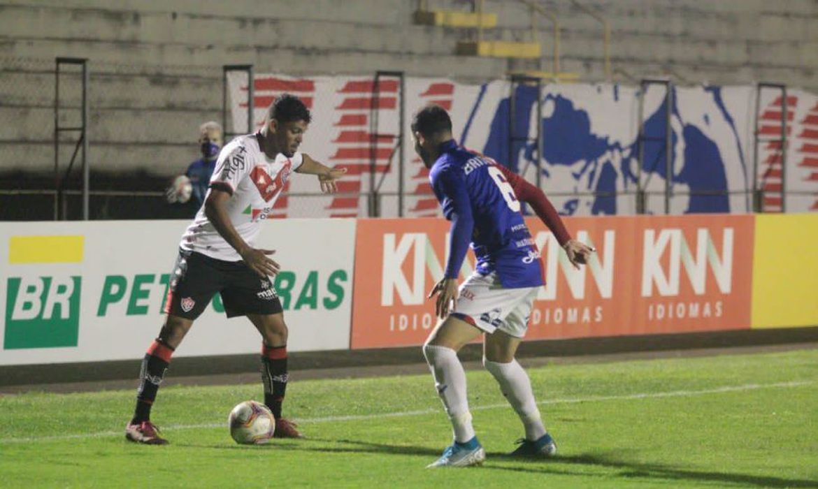 Série B: Vitória goleia, ultrapassa Paraná e afunda rival na crise