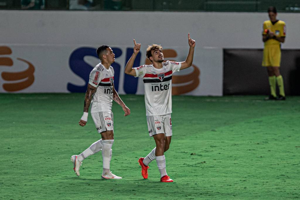 São Paulo atropela o Goiás e assume a liderança do Brasileirão com um jogo a menos
