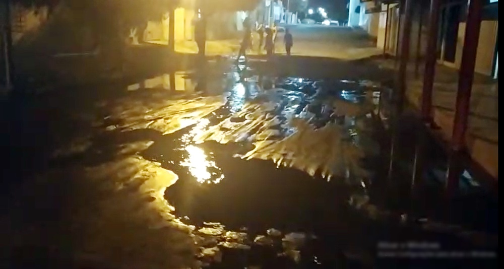 Em Patos: Morador faz vídeo e mostra “cratera” em plena via pública. Veja o vídeo