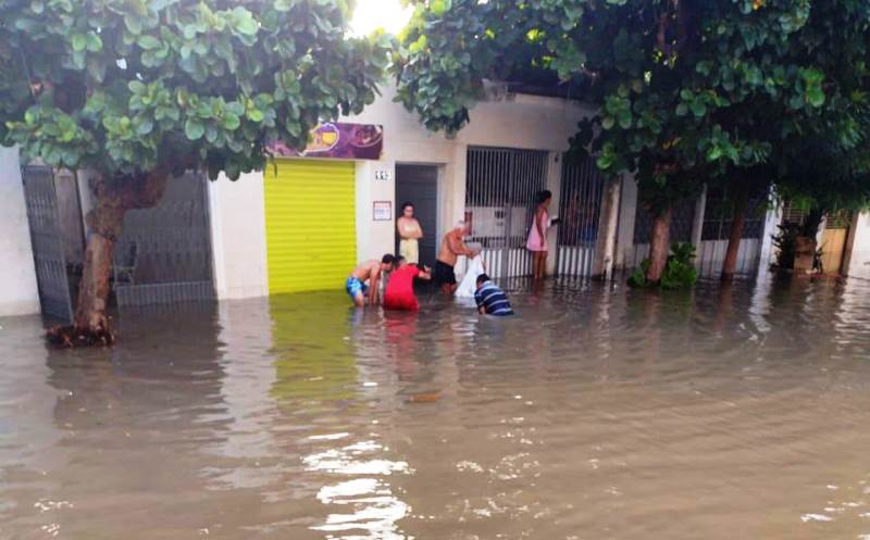 Adutora estoura e água invade casas danificando móveis e eletrodomésticos no centro de Patos – Veja vídeos!