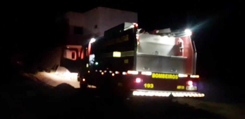 Bombeiros são acionados para controlar fogo em vegetação no bairro Luar de Angelita em Patos