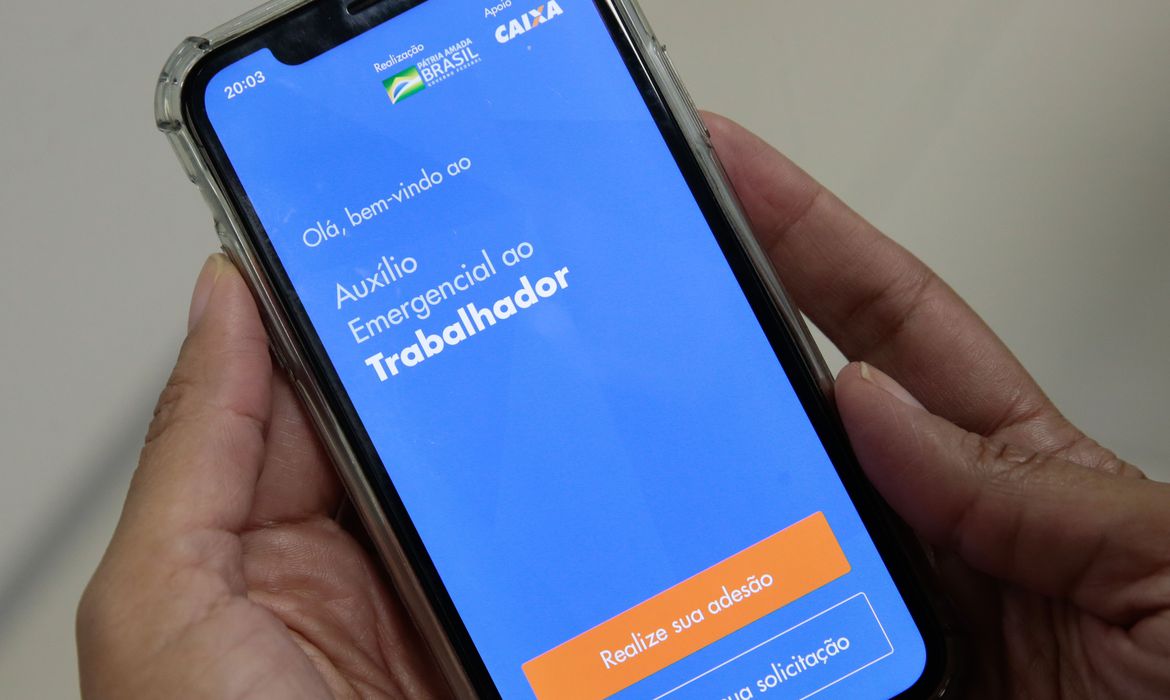 Mais de 7 milhões de beneficiários do auxílio emergencial receberam o dinheiro indevidamente, aponta TCU