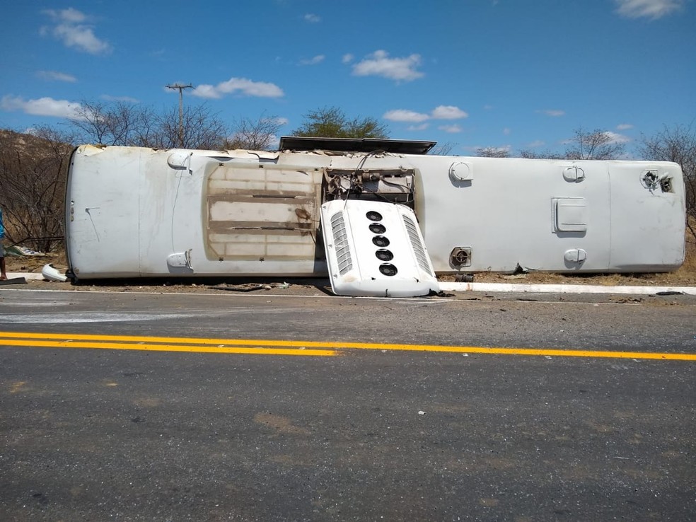 Ônibus tomba e passageiros ficam feridos na região do Seridó do RN