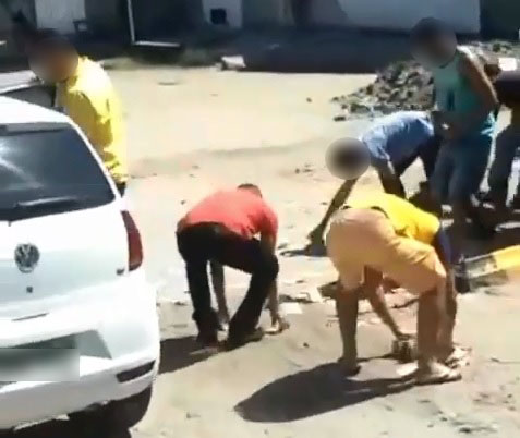 Dinheiro de assalto é jogado na rua e população disputa cédulas