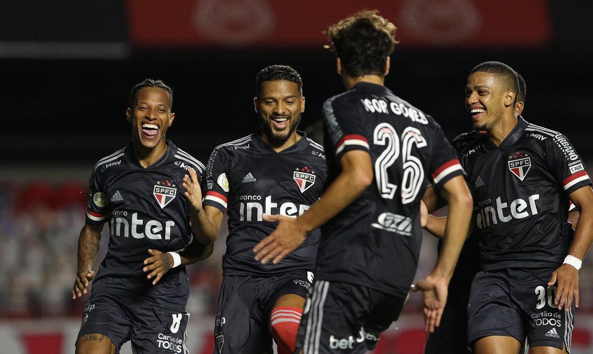 São Paulo abre 7 pontos de vantagem na liderança do Brasileiro