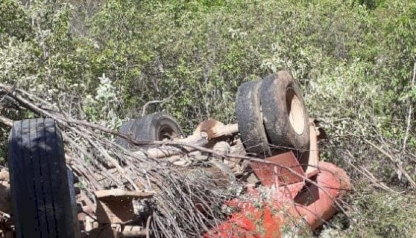 Caminhão pipa capota em rodovia do Vale do Piancó