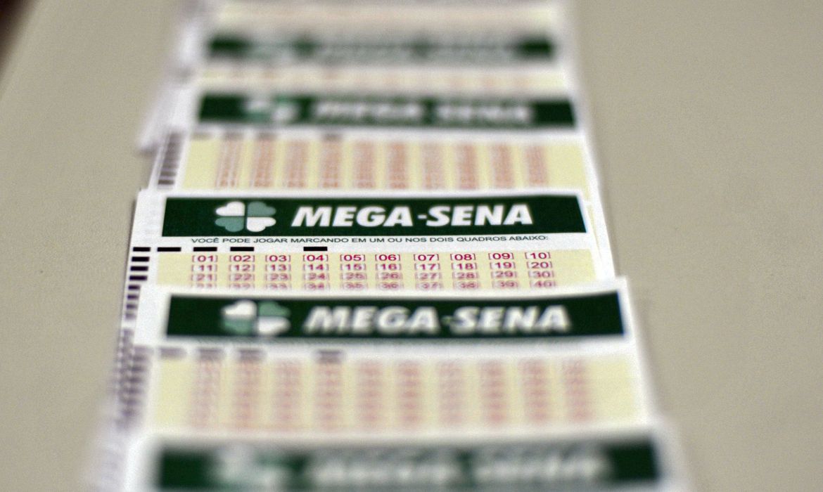 Veja as dezenas sorteadas no concurso 2.326 da Mega-Sena na noite desta quinta (10)