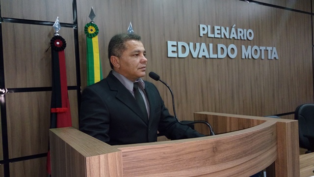 Único vereador a votar contrário, Capitão Hugo lamenta a aprovação e diz que algum setor público vai sair perdendo, pois verbas precisarão ser remanejadas. Ouça;