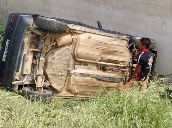 Motorista perde controle de veículo e capota na BR-361 na tarde desta sexta-feira (11)