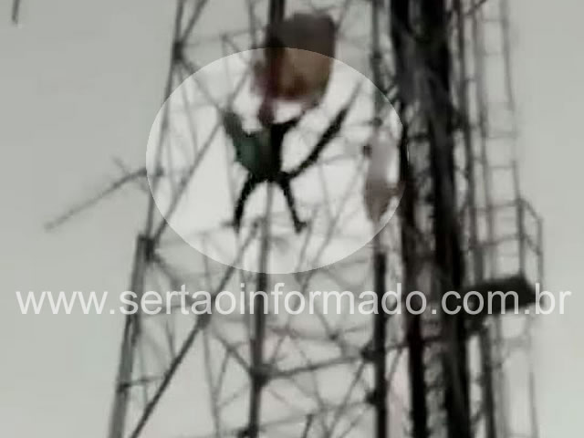 Homem sobe mais uma vez em torre na cidade de Pombal para se balançar em rede