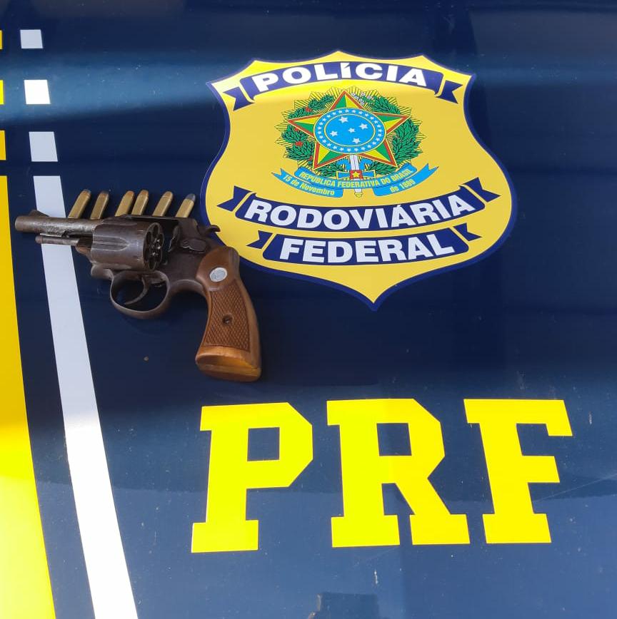 PRF prende casal com revólver em São Mamede nesta terça-feira (15)