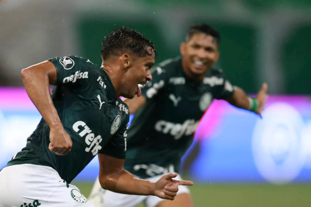 Com Scarpa e Rony decisivos, Palmeiras bate Libertad no Allianz e avança à semifinal