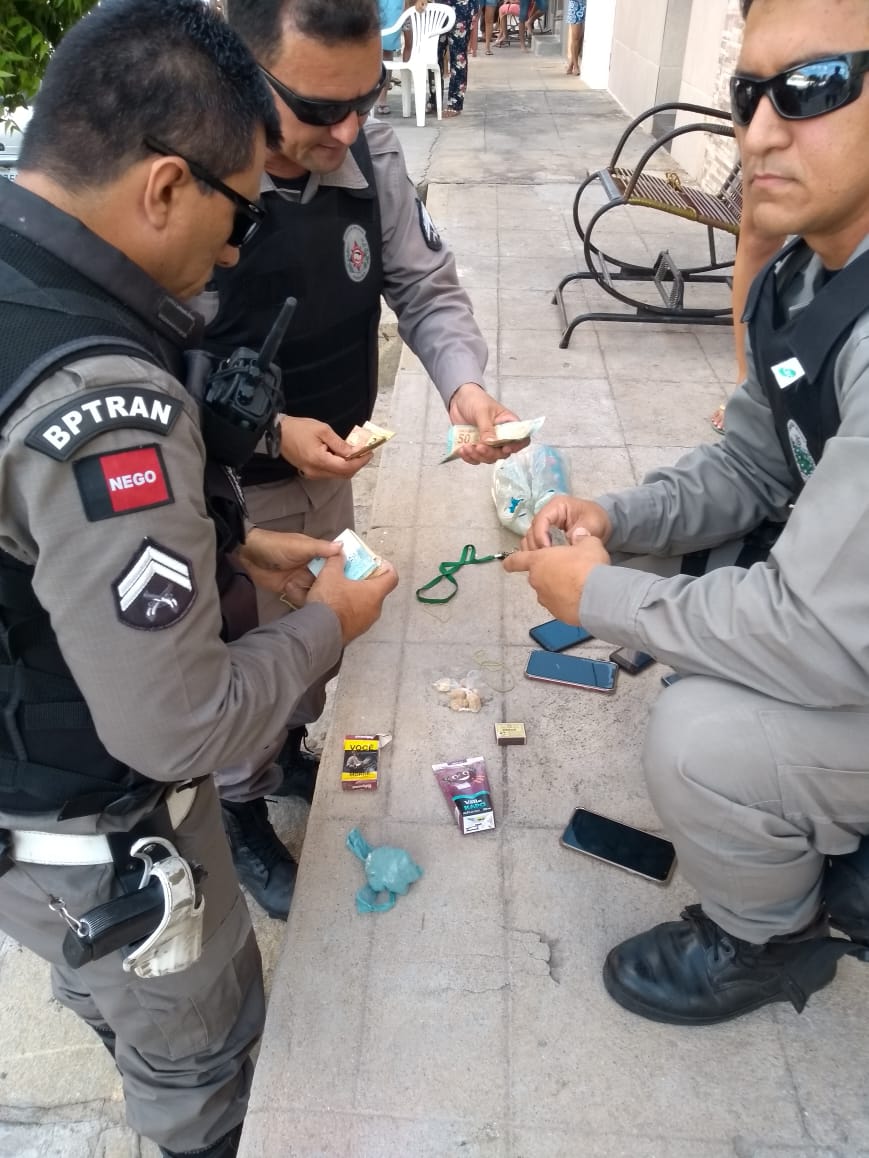 Polícia intercepta veículo e prende jovens com arma e entorpecente em Patos nesta terça-feira (08)