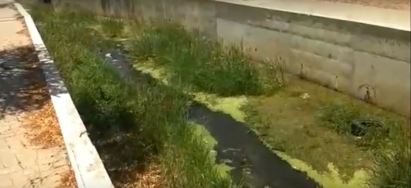Reportagem da Rádio Espinharas mostra situação deplorável de alguns trechos do Canal do Frango. Veja