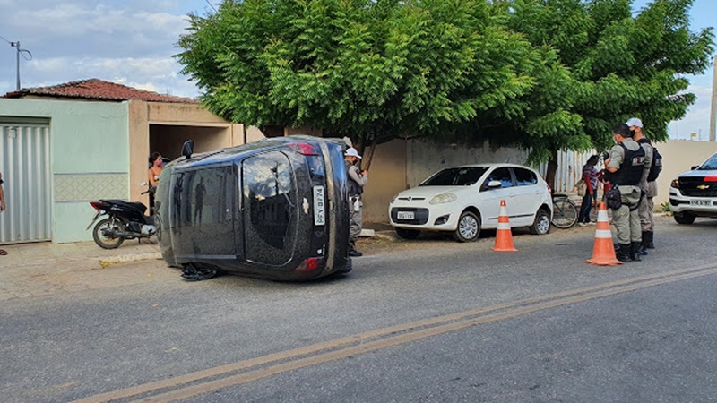 Carro tomba no meio da rua nesta quinta (17) em Patos