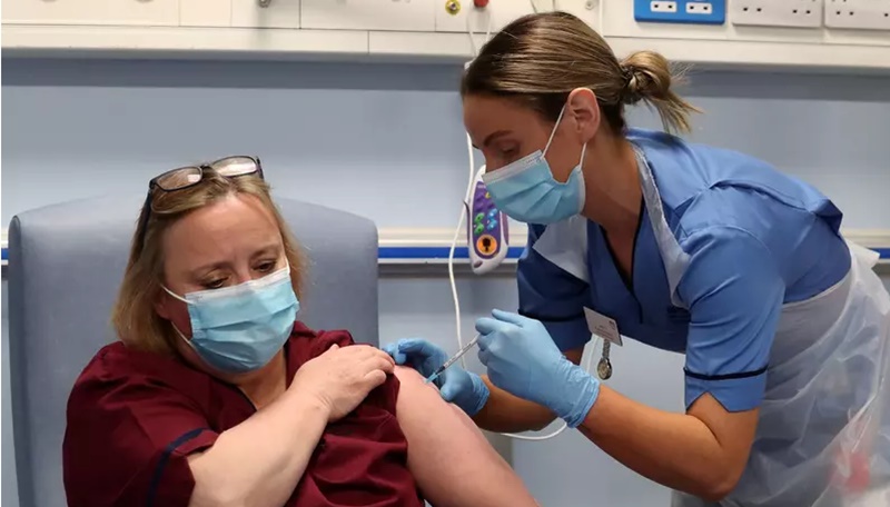 Quem pegou Covid-19 também precisa se vacinar, diz líder da Operação Warp Speed