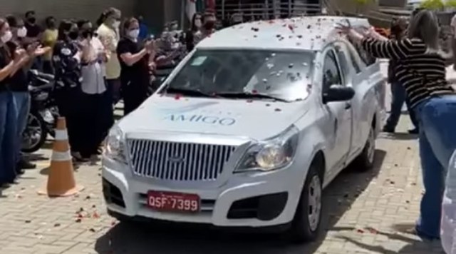Amigos se despedem do juiz Normando Leitão com aplausos e pétalas em passagem do corpo
